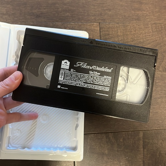 Alice in Wonderland Disney VHS - Picture 4 of 5